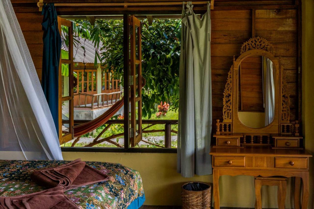 Monkey Mansion - Jungalows & Tours Khao Sok National Park Esterno foto